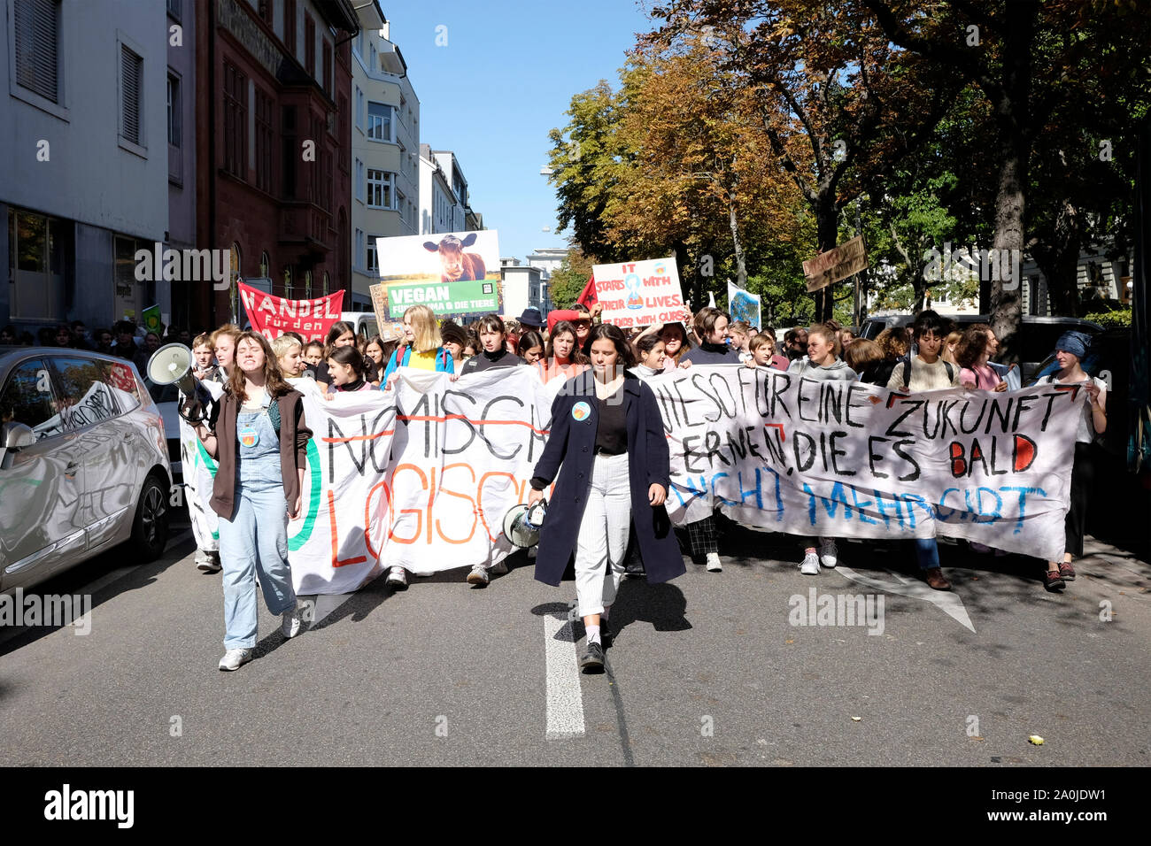 Junge Menschen in der Stadt Basel, Schweiz, Protest und fordern Maßnahmen gegen den Klimawandel Stockfoto