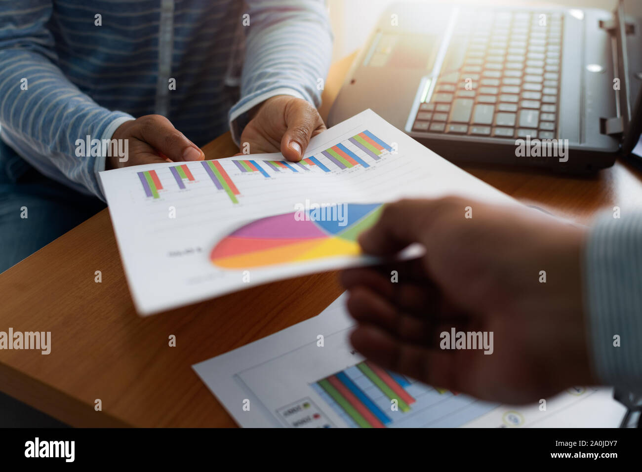 Kollegen eingereichten Trade Data Chart Dokument zu einander. Business und Office Life Konzept. Stockfoto