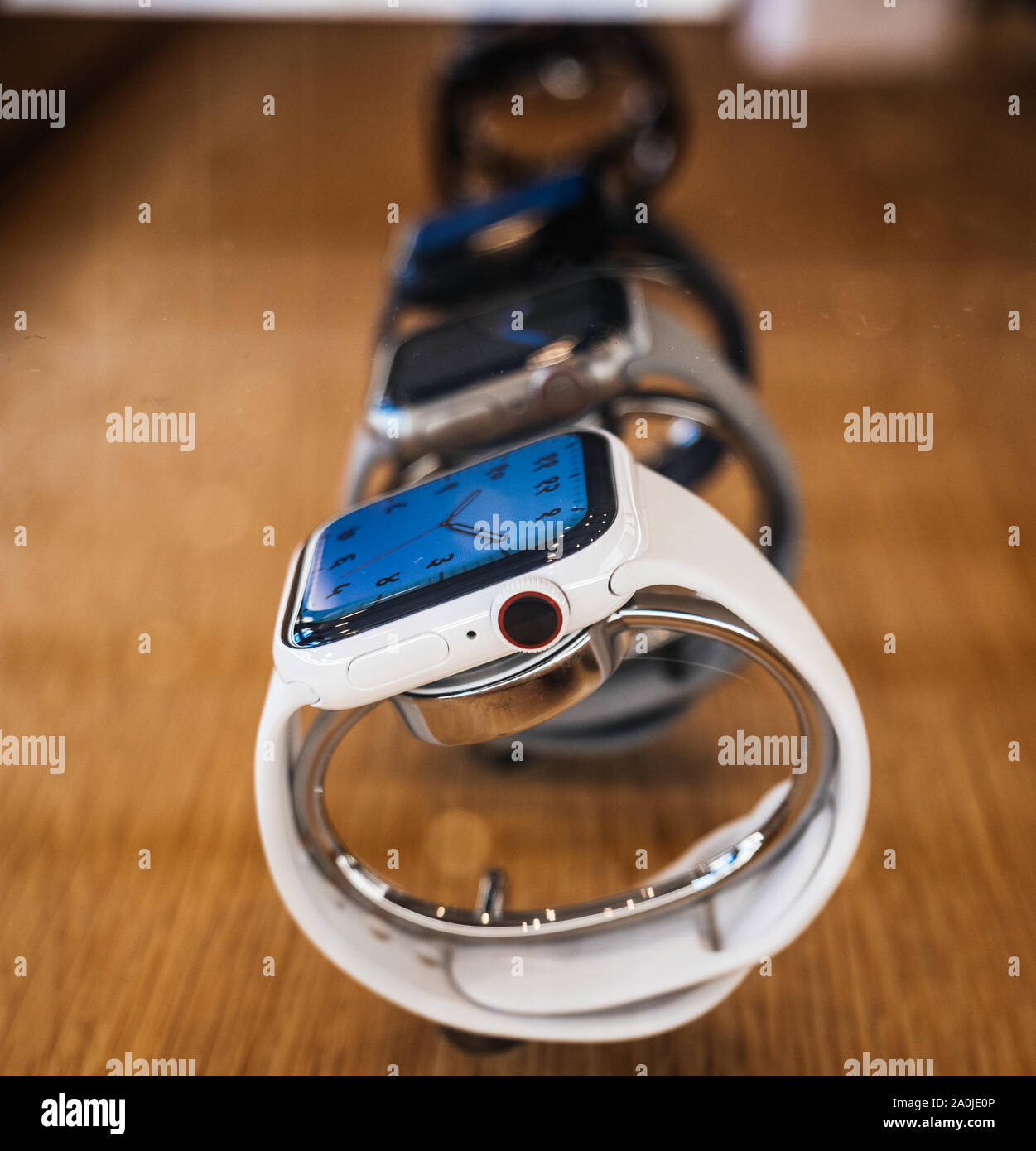 Paris, Frankreich, 20.September 2019: Seitenansicht des weißen Keramikfliesen wearable Apple Watch Serie 5 Präsentation Verkauf im Apple Store mit watchOS 6 und neuen OLED-Display, das stets auf bleiben kann Stockfoto
