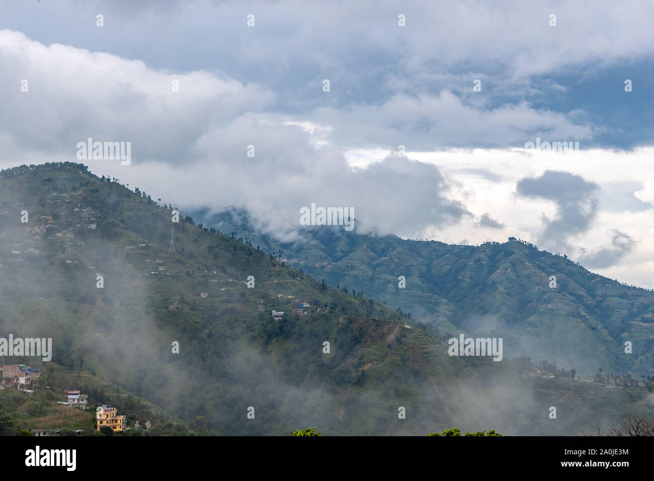 Hügel bedeckt mit Wolken und Nebel in der Regenzeit Stockfoto
