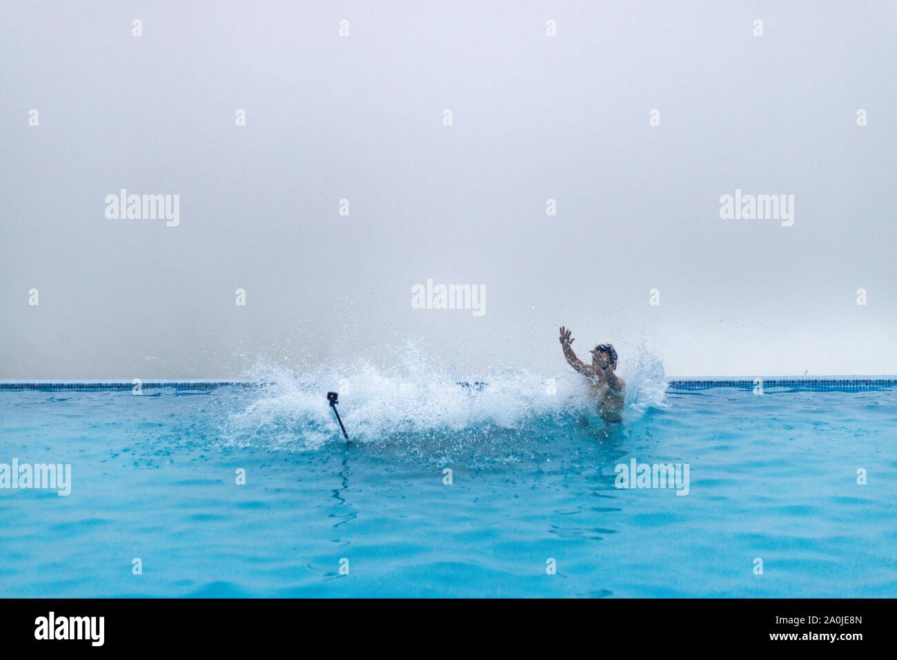 Guy Tauchen im Schwimmbad Stockfoto
