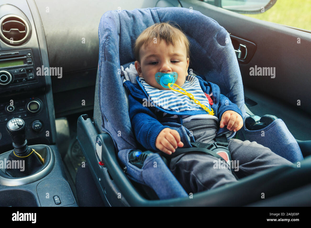 Baby Autositz für Sicherheit. Baby boy in einem Auto in Sicherheit Baby Autositz für Sicherheit. Baby boy in einem Auto in Sicherheit