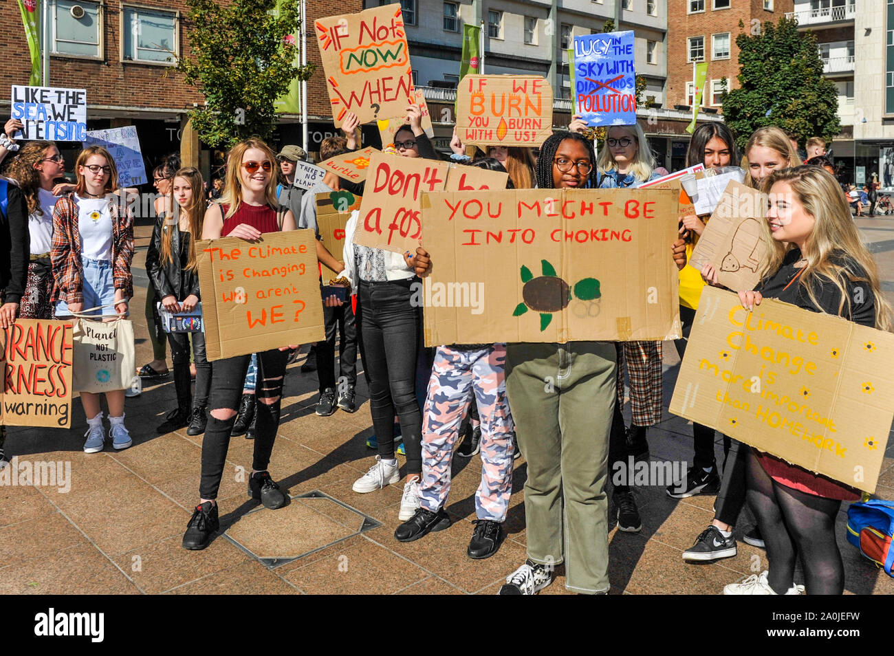 Coventry, West Midlands, UK. September, 2019 20. Klima die Streikenden in ihren droves in Coventry sind am Nachmittag gegen den Klimawandel zu protestieren. Das Klima, die von verschiedenen Gewerkschaften organisierte, war Teil eines weltweiten Protest mit bis zu 400.000 Menschen. Credit: Andy Gibson/Alamy Leben Nachrichten. Stockfoto
