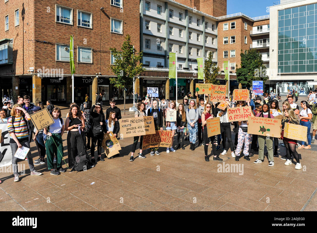 Coventry, West Midlands, UK. September, 2019 20. Klima die Streikenden in ihren droves in Coventry sind am Nachmittag gegen den Klimawandel zu protestieren. Das Klima, die von verschiedenen Gewerkschaften organisierte, war Teil eines weltweiten Protest mit bis zu 400.000 Menschen. Credit: Andy Gibson/Alamy Leben Nachrichten. Stockfoto