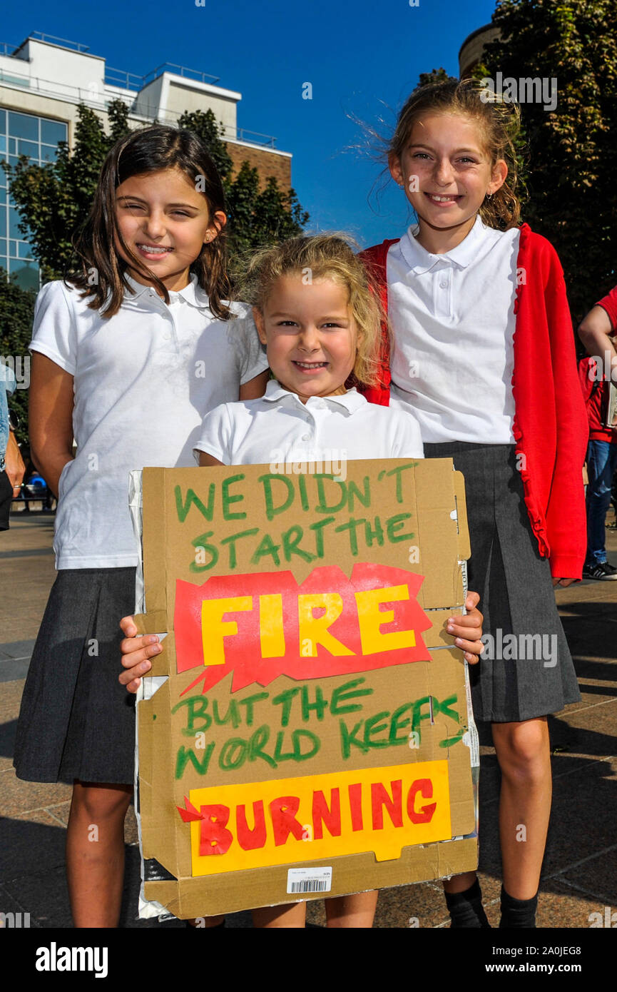 Coventry, West Midlands, UK. September, 2019 20. Klima die Streikenden in ihren droves in Coventry sind am Nachmittag gegen den Klimawandel zu protestieren. Das Klima, die von verschiedenen Gewerkschaften organisierte, war Teil eines weltweiten Protest mit bis zu 400.000 Menschen. Credit: Andy Gibson/Alamy Leben Nachrichten. Stockfoto