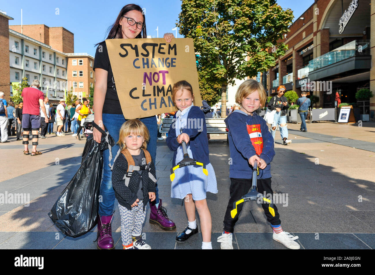Coventry, West Midlands, UK. September, 2019 20. Klima die Streikenden in ihren droves in Coventry sind am Nachmittag gegen den Klimawandel zu protestieren. Das Klima, die von verschiedenen Gewerkschaften organisierte, war Teil eines weltweiten Protest mit bis zu 400.000 Menschen. Credit: Andy Gibson/Alamy Leben Nachrichten. Stockfoto