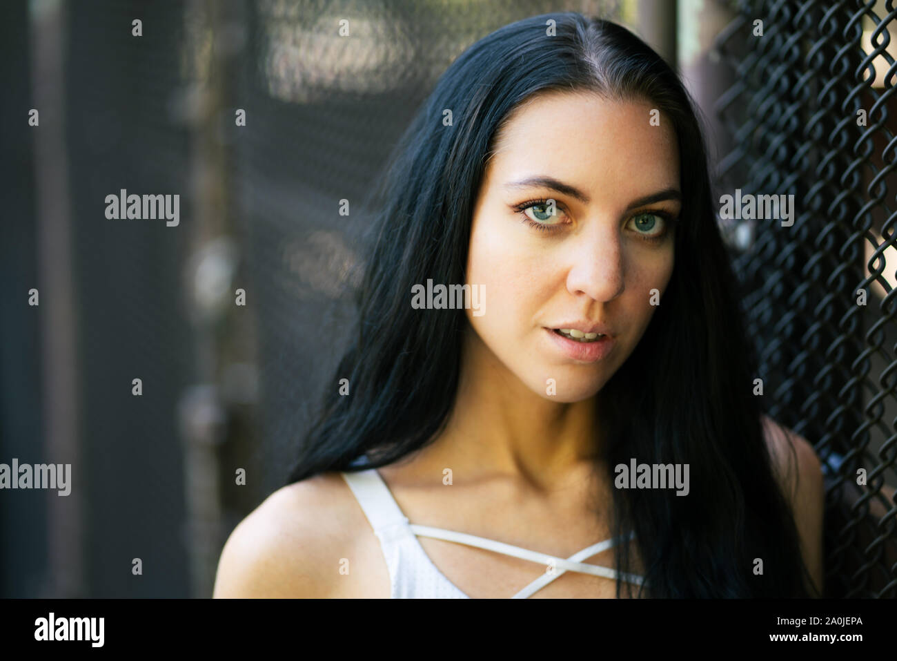 Schöne junge zuversichtlich Porträt der dunkelhaarige Frau outdoor städtische Umwelt Stockfoto