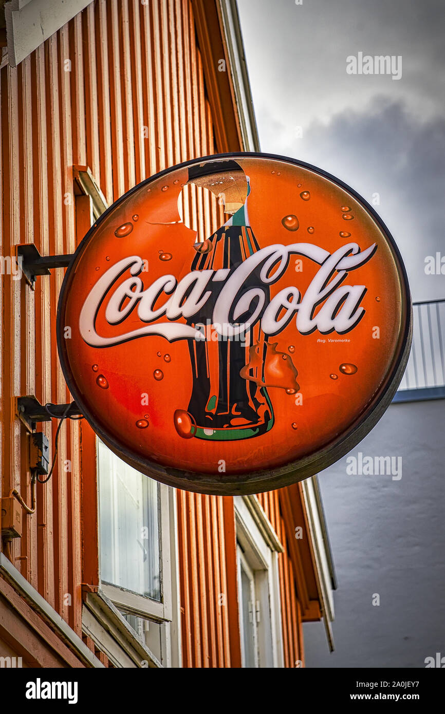 TRONDHEIM, Norwegen - 07 September, 2019: ein beschädigtes coca cola Schild zu einem Shop vorne in der Altstadt verbunden. Stockfoto