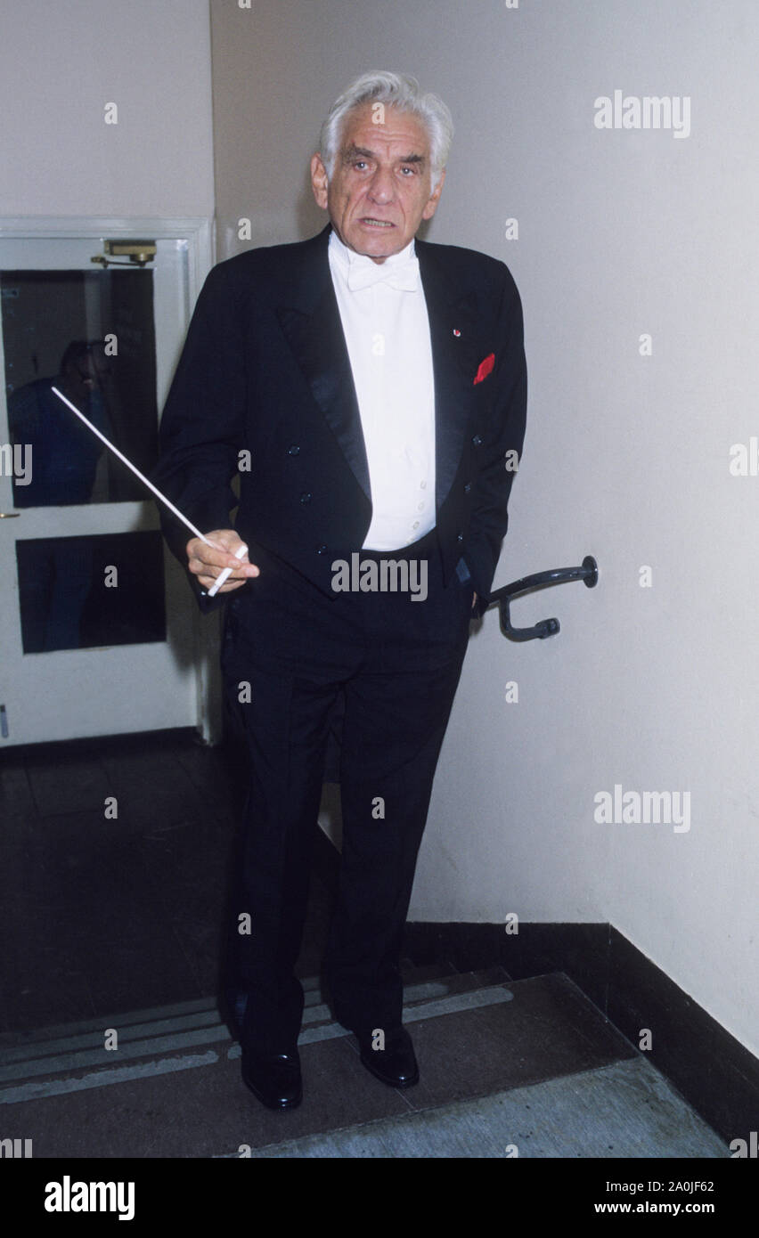 elfbar elfa kaufen Leonard Bernstein, US-amerikanischer Komponist, Dirigent mit einer Zigarette  vor einem Konzert Stockfotografie