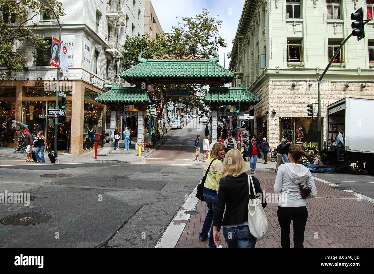 San Francisco China Town Porch Green Tyles Eingang Ort Leute Ampeln Straßenweg Touristen tagsüber Mädchen blonde Blondinen hübsche Urlaub Stockfoto