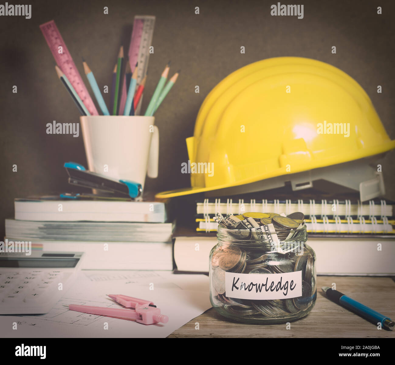 Geld sparen für Wissen im Glas Glas mit Lernmaterial Stockfoto