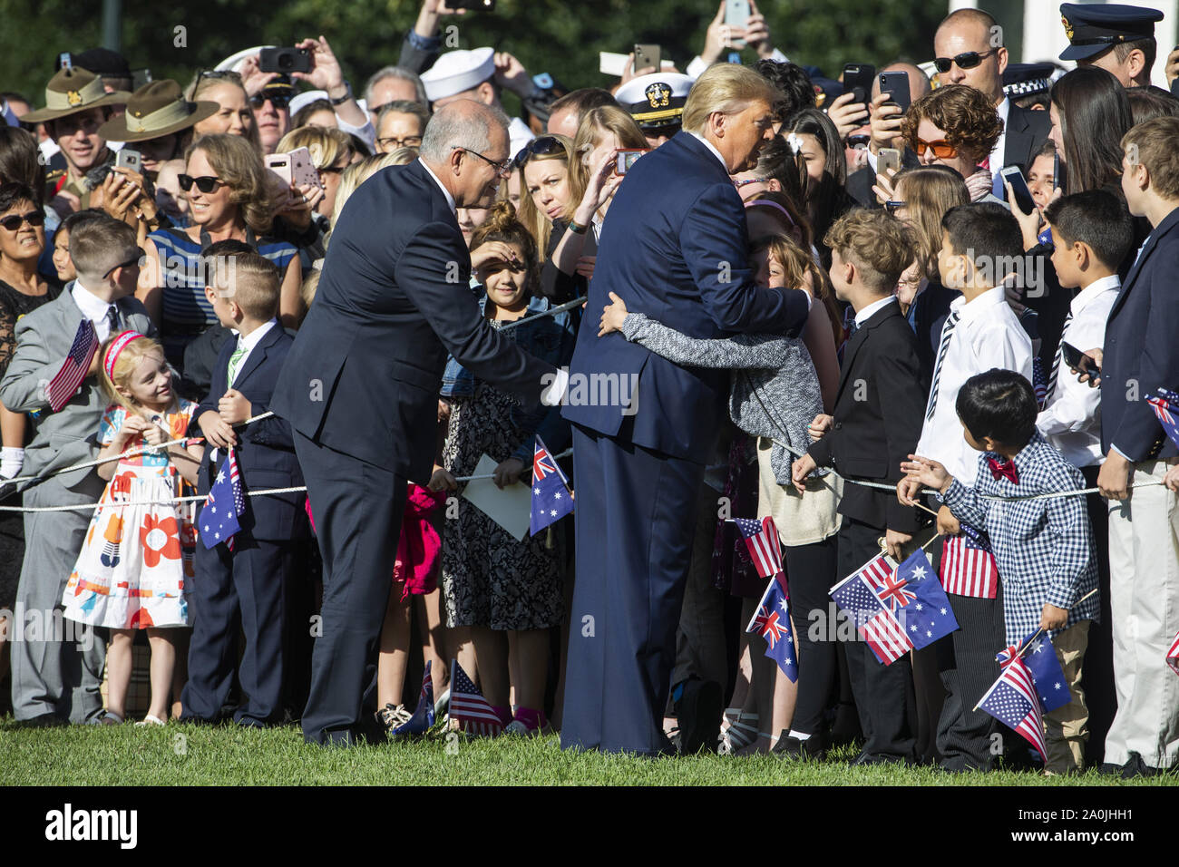 Washington DC, USA. 20 Sep, 2019. Washington DC, USA. 20 Sep, 2019. US-Präsident J Donald Trump (R) und Premierminister von Australien Scott Morrison (L) begrüßen die Teilnehmer im Süden Rasen des Weißen Hauses für einen Staat Begrüßungszeremonie in Washington, DC am Freitag, 20. September 2019. Der Anlass ist der zweite Besuch von Donald Trump Präsidentschaft. Quelle: UPI/Alamy leben Nachrichten Stockfoto