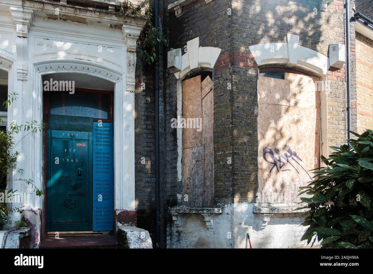Verbrettert verlassene Gehäuse im Clapton, Hackney, East London, UK Stockfoto