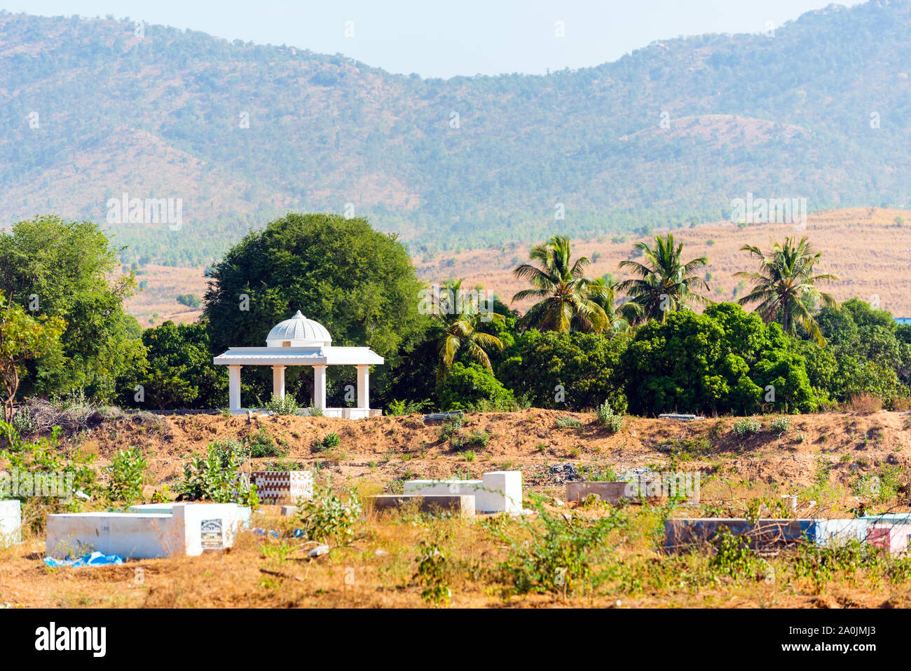Pavillon auf dem Hintergrund einer Berglandschaft, Puttaparthi, Indien Stockfoto