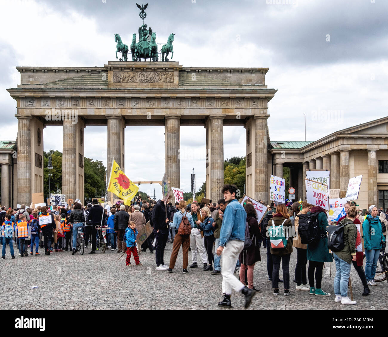 Berlin, Deutschland, Brandenburger Tor. 20. September 2019. Menschen heute sind die Teilnahme am Globalen Klima Streik in mehr als 150 Ländern und es wird vermutet, dass die Aktion die größten ökologischen Protest in der Geschichte sein wird. Berliner am Brandenburger Tor am Mittag versammelt, und die große Menschenmenge bestand aus jungen und alten Menschen aus allen Gesellschaftsschichten. Der Streik fällt zusammen mit der Sitzung des Klima Kabinett der deutschen Regierung Stockfoto