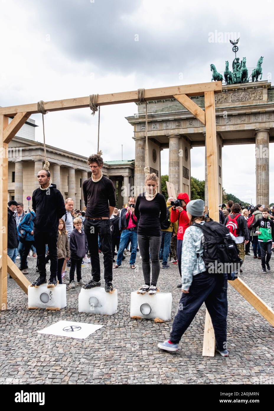 Berlin, Deutschland, Brandenburger Tor. 20. September 2019. Menschen heute sind die Teilnahme am Globalen Klima Streik in mehr als 150 Ländern und es wird vermutet, dass die Aktion die größten ökologischen Protest in der Geschichte sein wird. Berliner am Brandenburger Tor am Mittag versammelt, und die große Menschenmenge bestand aus jungen und alten Menschen aus allen Gesellschaftsschichten. Der Streik fällt zusammen mit der Sitzung des Klima Kabinett der deutschen Regierung Stockfoto