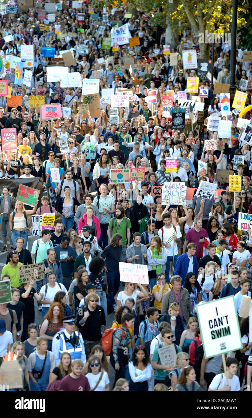 London, Großbritannien. September 2019. Der globale Klimastreik in London marschiert von Westminster, entlang der Themse zum Trafalgar Square. Stockfoto