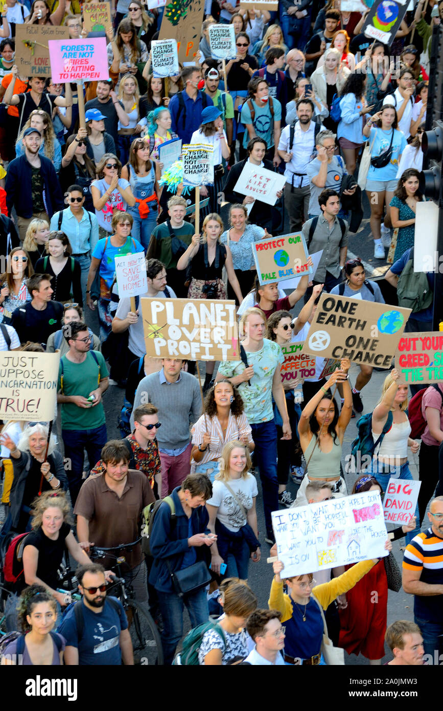London, Großbritannien. September 2019. Der globale Klimastreik in London marschiert von Westminster, entlang der Themse zum Trafalgar Square. Stockfoto