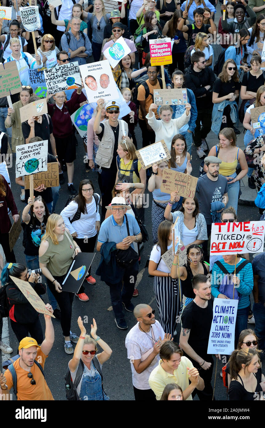 London, Großbritannien. September 2019. Der globale Klimastreik in London marschiert von Westminster, entlang der Themse zum Trafalgar Square. Stockfoto
