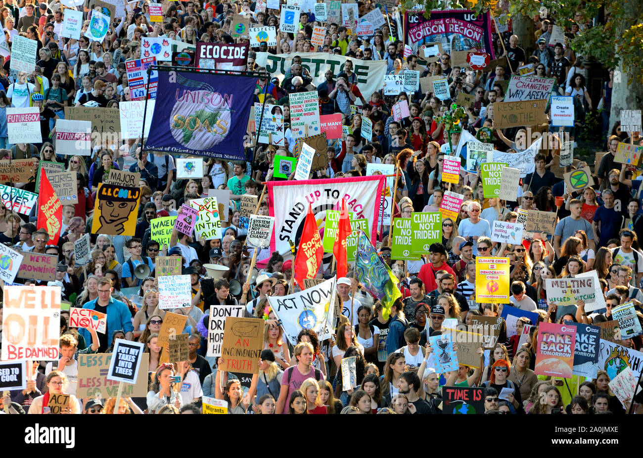 London, Großbritannien. September 2019. Der globale Klimastreik in London marschiert von Westminster, entlang der Themse zum Trafalgar Square. Stockfoto