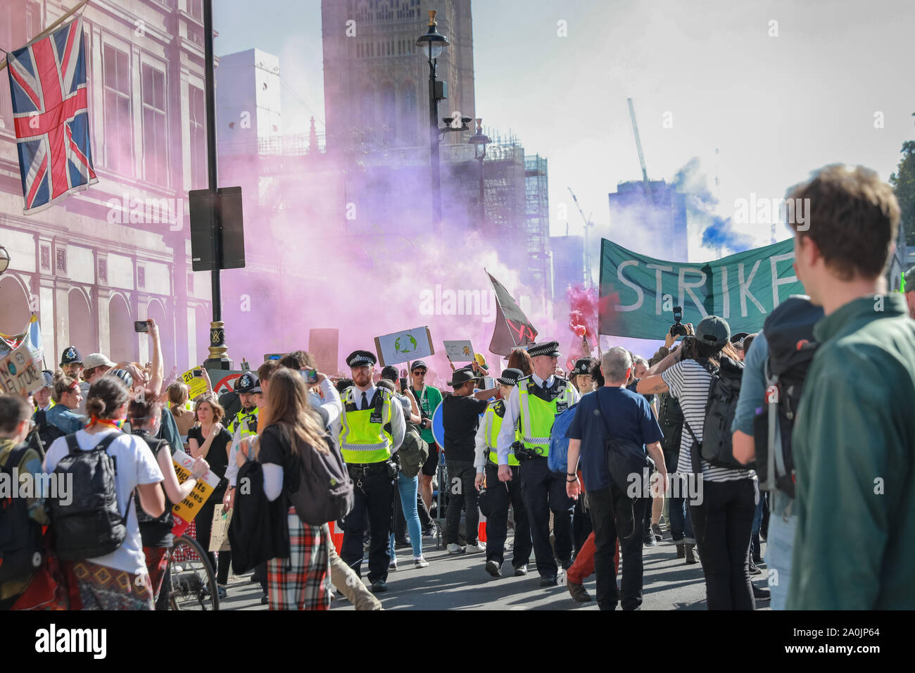 Westminster, London, UK, 20. Sep 2019. Als der Nachmittag weiterkommt, Demonstranten machen sich auf den Weg nach Whitehall, und Richtung Trafalgar Square. Zehntausende von Kindern, Jugendlichen und Erwachsenen Protest für Klimaschutz und gegen die Ursachen des Klimawandels in der britischen Hauptstadt. Viele ähnliche Proteste in Städten rund um die Welt in einem Tag der globalen Klimapolitik. Stockfoto