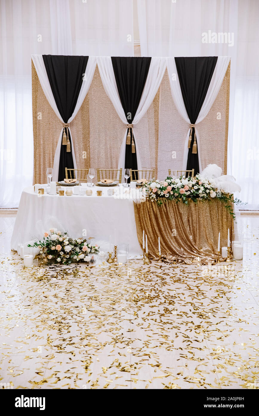 Der Bräutigam und die Braut ist mit Kerzen, Blumen, leuchtende Tuch in einem klassischen und luxuriösen Stil. Stockfoto