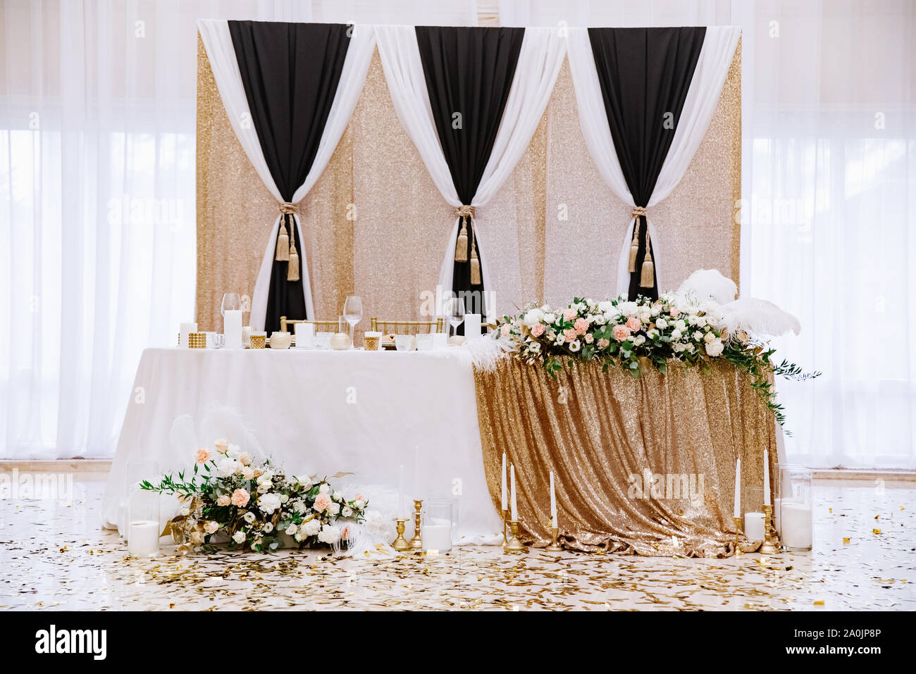 Hochzeit Dekorationen im Großen Weißen Saal des Restaurants. Des Bräutigams und der Braut. Stockfoto