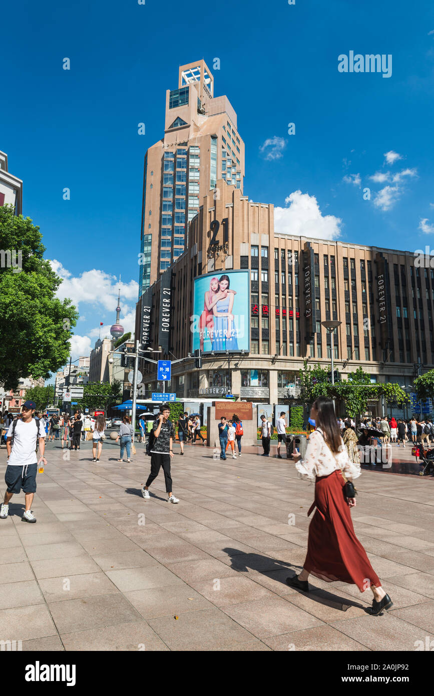Shanghai, China - 9. September 2018: Touristen und Käufer durch die beliebte Einkaufsstraße Nanjing Road in Shanghai, China. Stockfoto