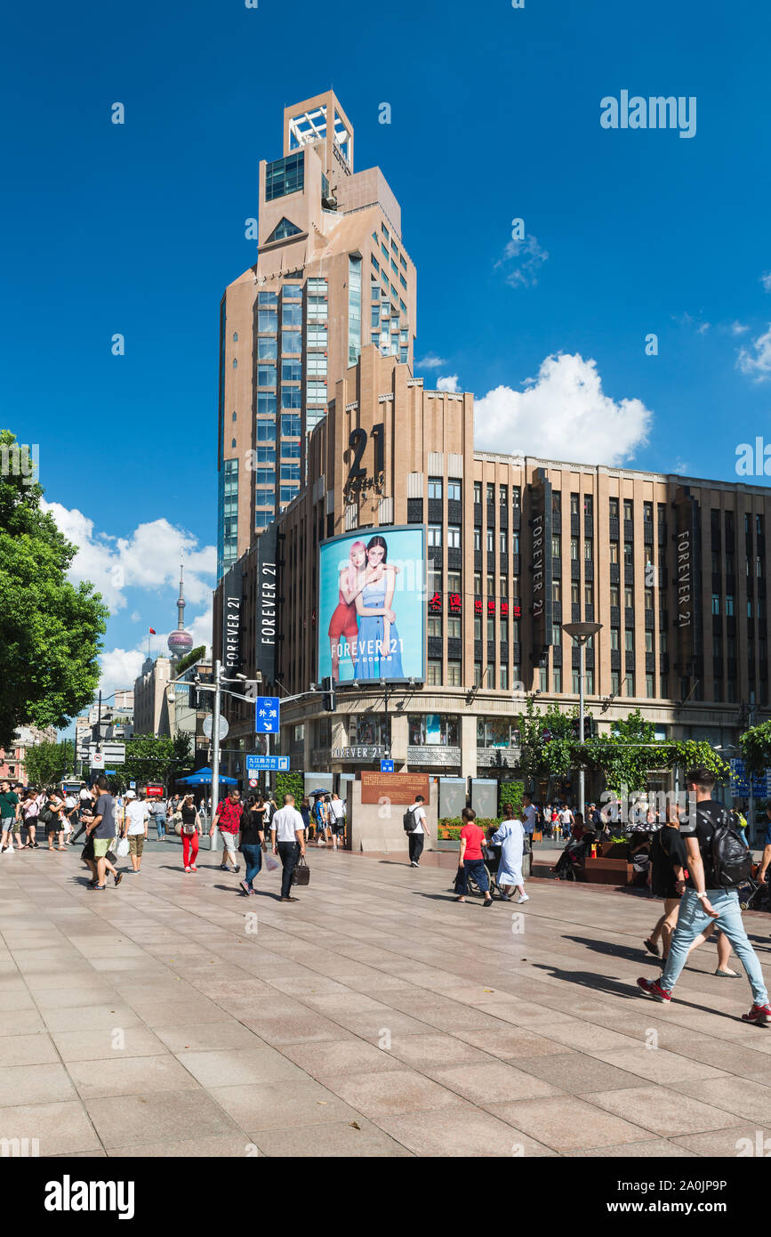 Shanghai, China - 9. September 2018: Touristen und Käufer durch die beliebte Einkaufsstraße Nanjing Road in Shanghai, China. Stockfoto