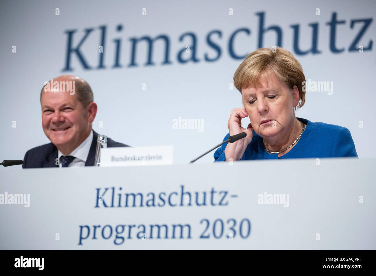 Berlin, Deutschland. 20 Sep, 2019. Bundeskanzlerin Angela Merkel (CDU) und Olaf Scholz (SPD), Bundesminister der Finanzen, eine Pressekonferenz über die Ergebnisse der Kabinettssitzung der Bundesregierung teilnehmen. Das Kabinett Ausschuss für den Klimaschutz sind Maßnahmen, um zu gewährleisten, dass Deutschland macht schneller Fortschritte bei der Verringerung der Treibhausgase und noch erreicht sein Ziel für 2030 - 55 Prozent weniger als 1990, zu verabschieden. Credit: Christoph Soeder/dpa/Alamy leben Nachrichten Stockfoto