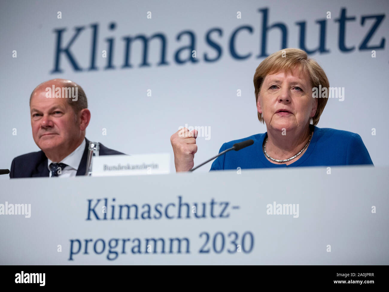 Berlin, Deutschland. 20 Sep, 2019. Bundeskanzlerin Angela Merkel (CDU), gemeinsam mit Olaf Scholz (SPD), Bundesminister der Finanzen, spricht Ihre Faust auf einer Pressekonferenz über die Ergebnisse der Sitzung des Klimas Kabinett der Bundesregierung. Das Kabinett Ausschuss für den Klimaschutz sind Maßnahmen, um zu gewährleisten, dass Deutschland macht schneller Fortschritte bei der Verringerung der Treibhausgase und noch erreicht sein Ziel für 2030 - 55 Prozent weniger als 1990, zu verabschieden. Credit: Christoph Soeder/dpa/Alamy leben Nachrichten Stockfoto