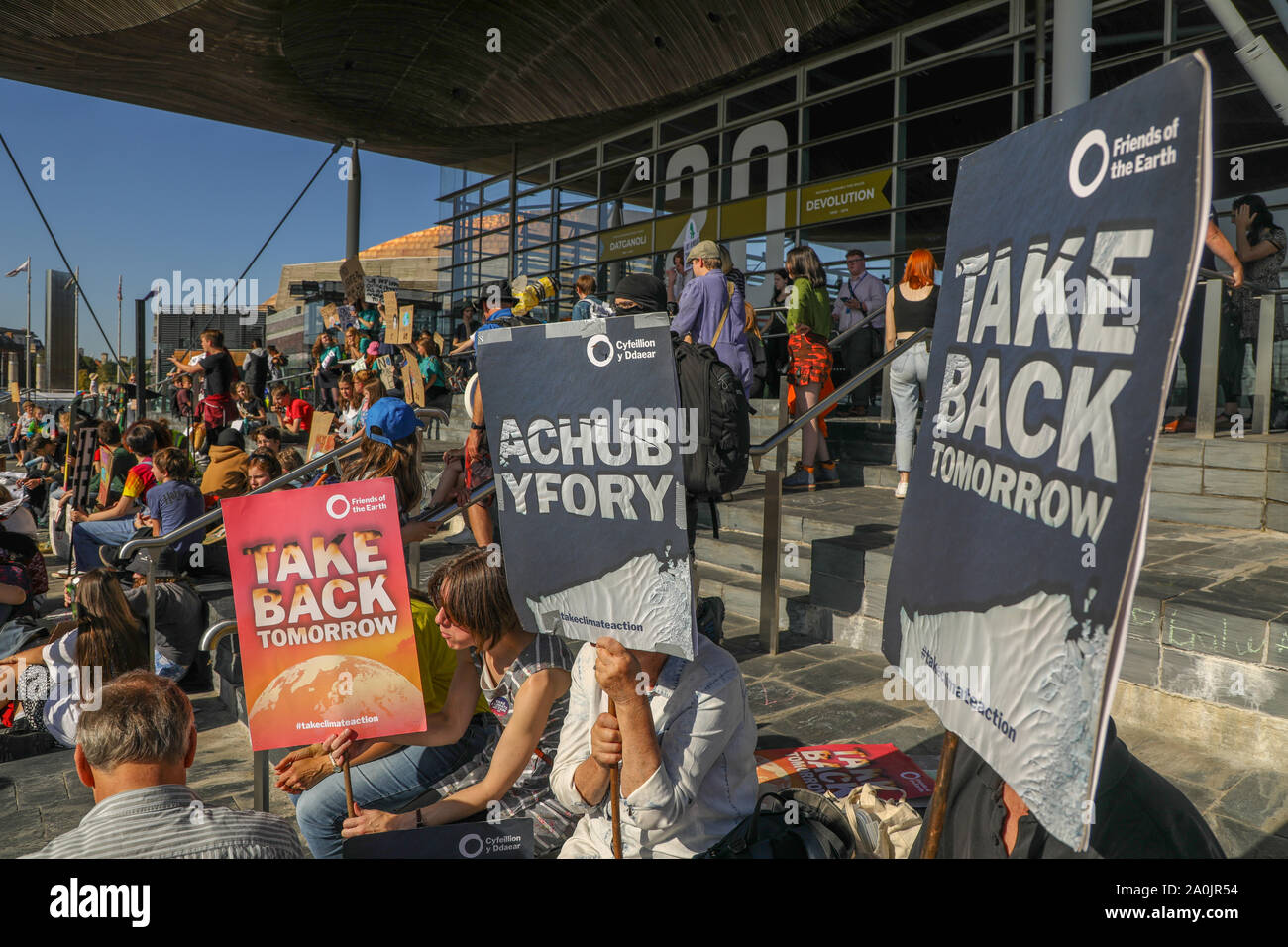 Welsh Senedd, Cardiff, Wales, Vereinigtes Königreich. 20. September 2019. Demonstranten nehmen an den globalen Klimawandel Streik vor der walisischen Senedd in der Bucht von Cardiff, Wales. Credit: Haydn Denman/Alamy Leben Nachrichten. Stockfoto