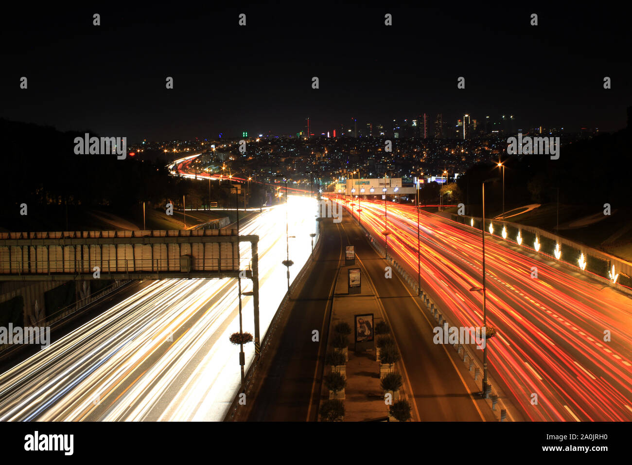 Nachtlichter des Transportation Systems von Istanbul - Lange Belichtung Stockfoto