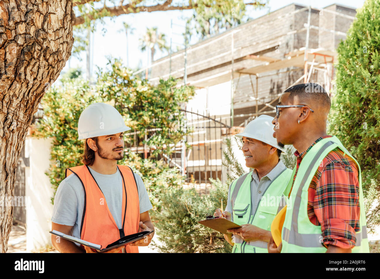 Männer hören Chef auf einer Baustelle. Stockfoto