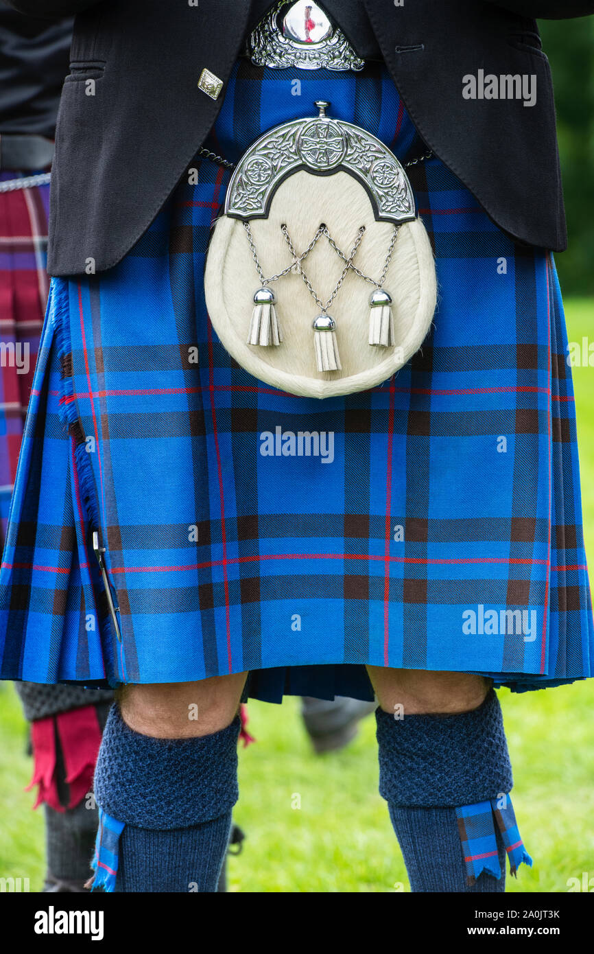 Blau und Rot Tartan Kilt und sporran Detail in Peebles highland games. Scottish Borders, Schottland Stockfoto