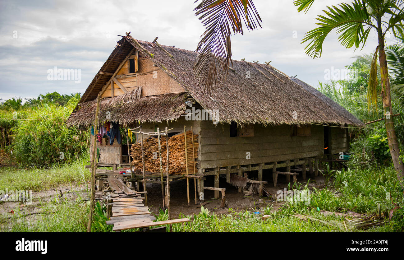 Typische Familie zuhause der Mentawai Stamm Stockfoto