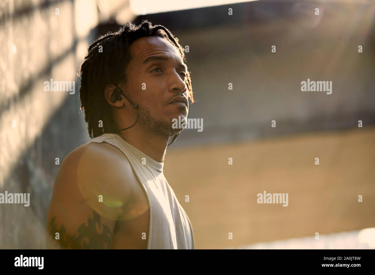 Afro man Ohrstöpsel tragen Stockfoto