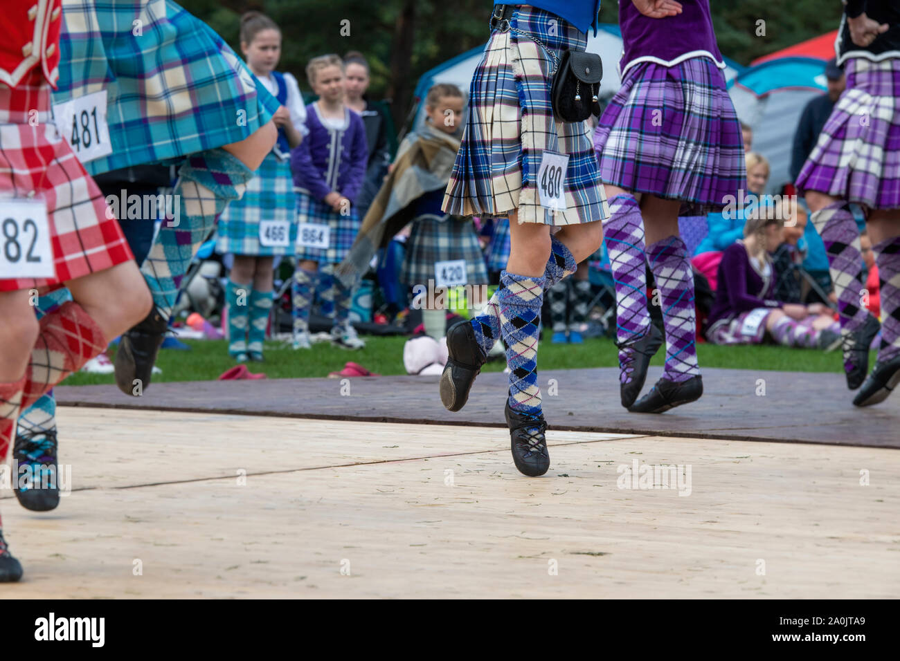 Junge Highland Dancing Girls in der Highland Games in Peebles. Peebles, Scottish Borders, Schottland Stockfoto