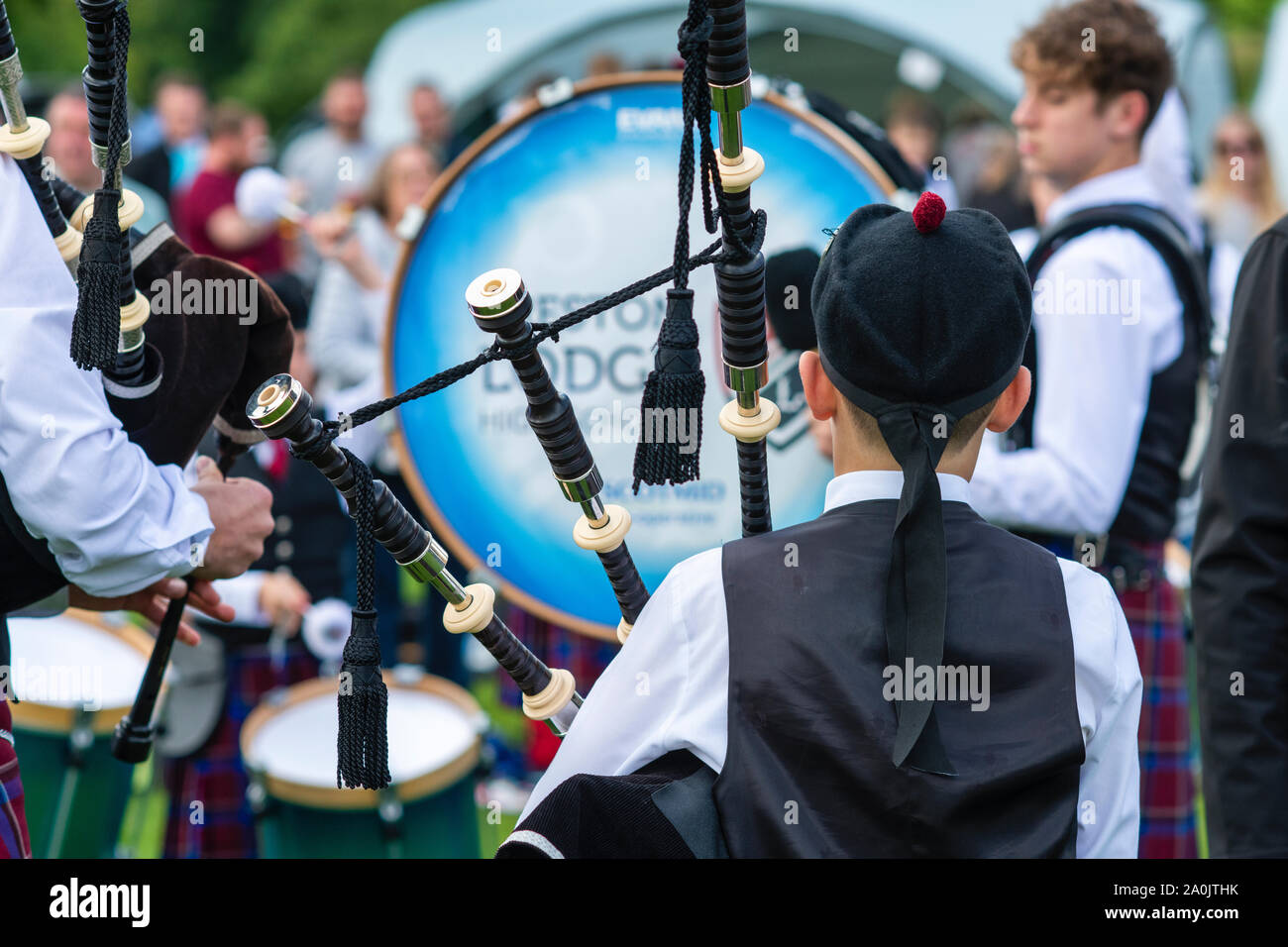 Junge schottische Dudelsackpfeifer Dudelsack spielen bei Peebles highland games. Scottish Borders, Schottland Stockfoto