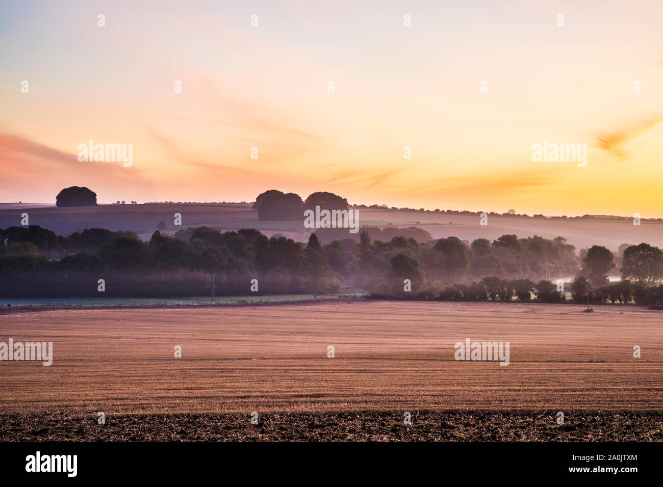 Eine späte Sommer Sonnenaufgang über dem Marlborough Downs in der Nähe von West Kennett. Stockfoto