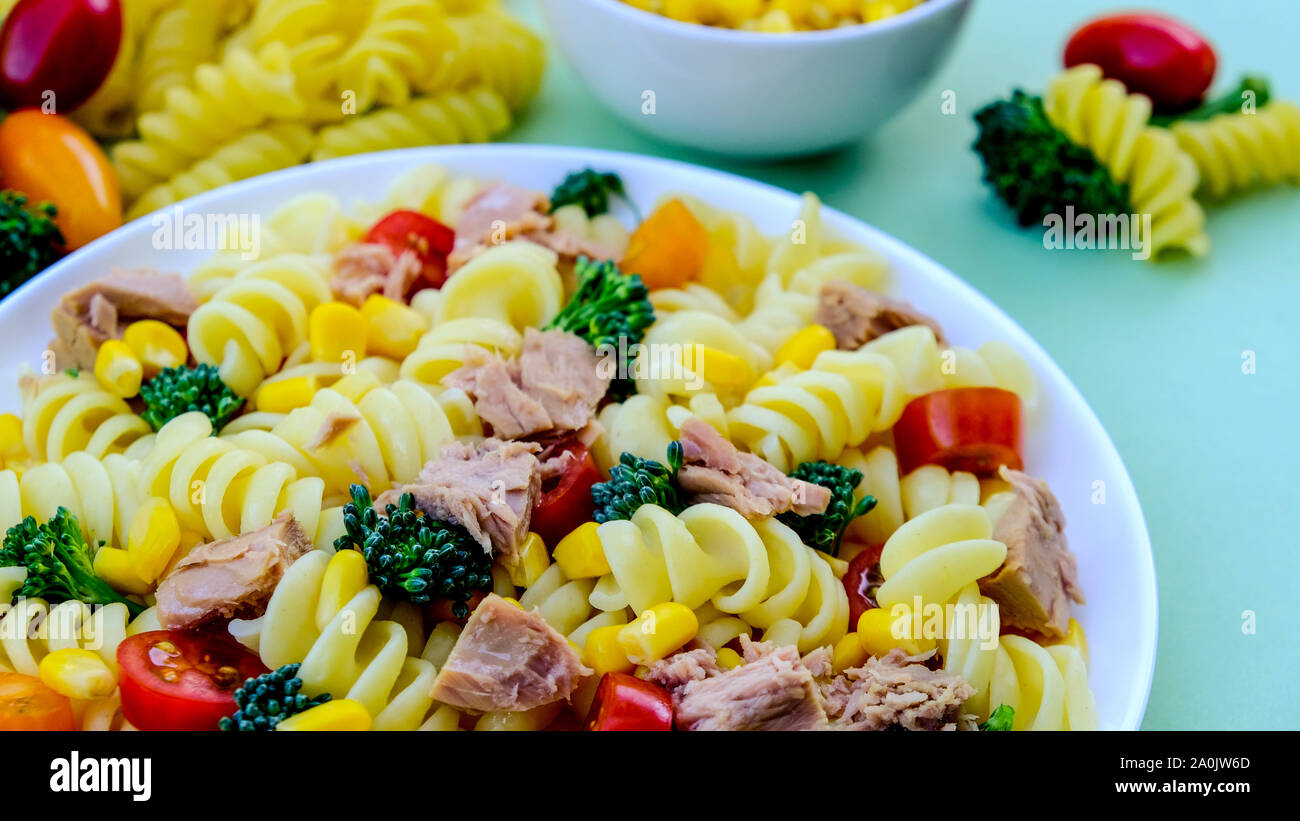 Thunfisch und Zuckermais gesunder Nudelsalat mit, Brokkoliröschen ...