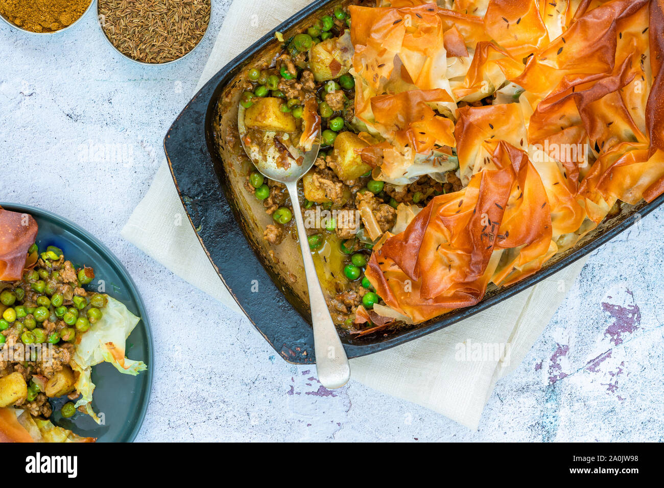 Lamm samosa Torte - beliebte indische Gericht mit einer herzhaften Füllung - Ansicht von oben Stockfoto