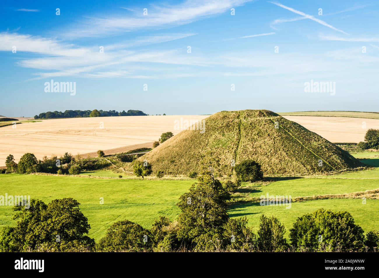 Eine späte Sommer Sonnenaufgang über Silbury Hill in Wiltshire. Stockfoto