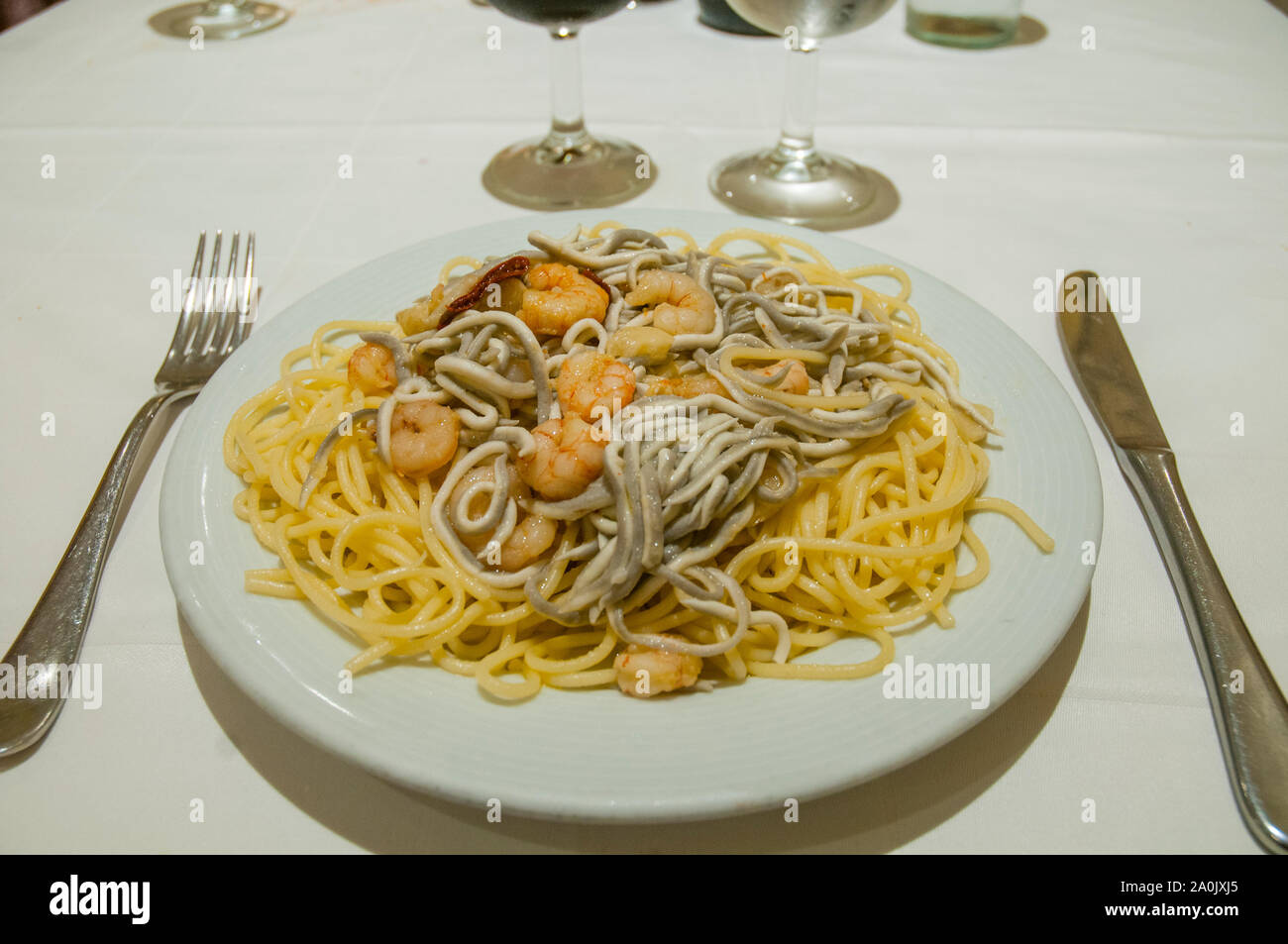 Pasta mit Garnelen und gulas. Stockfoto