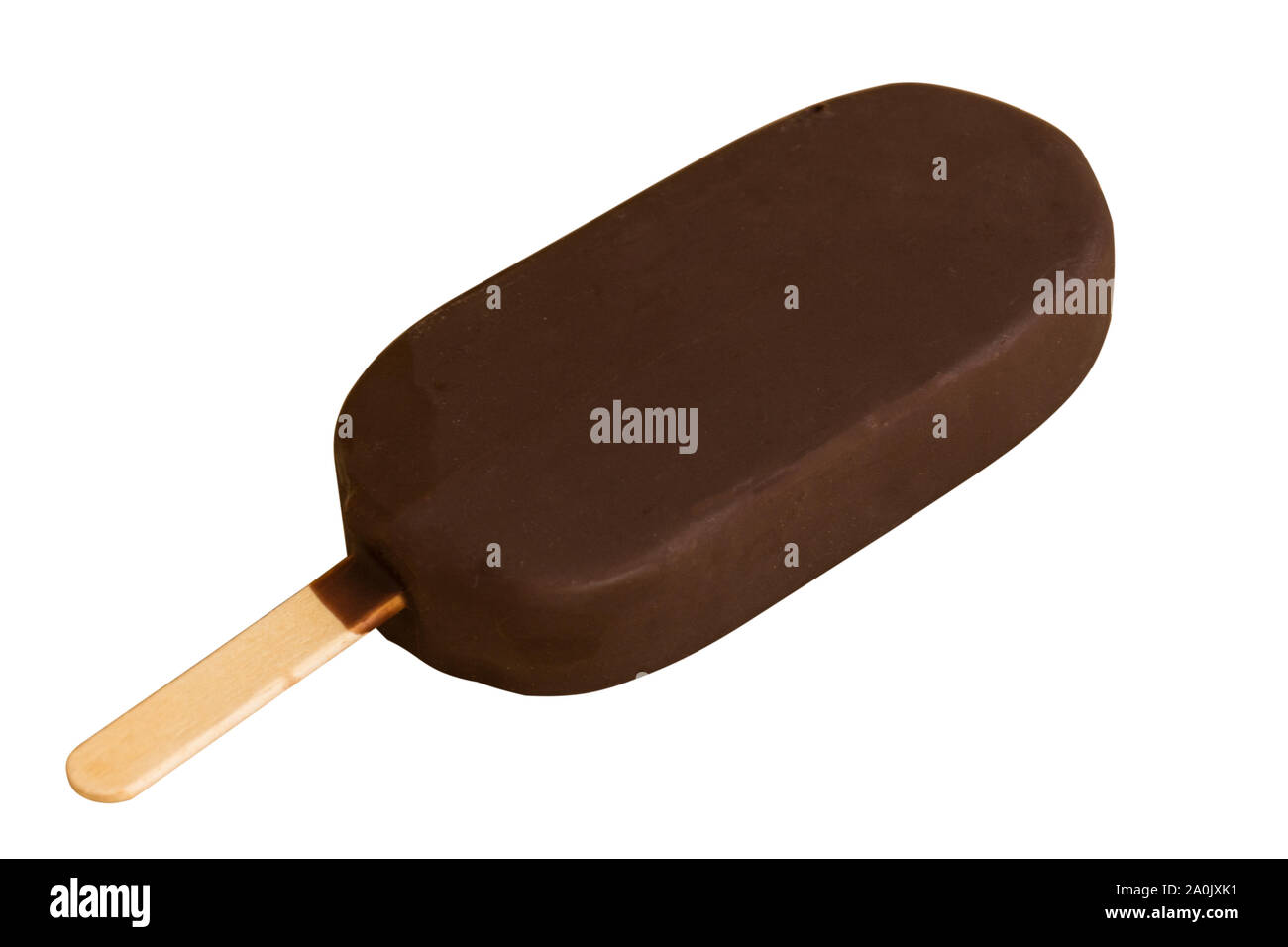 Eis mit einfrieren Schokoladenüberzug auf weißem Hintergrund. Eis mit Holzstab und mit dem Frieren Schokolade. Stockfoto