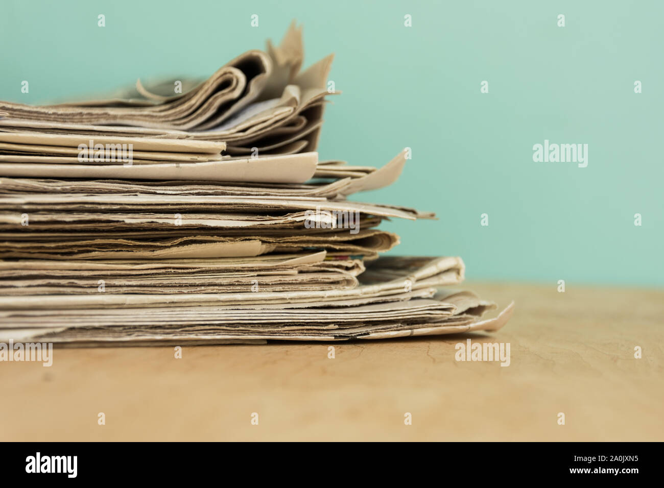 Stapel von Zeitungen auf dem Holztisch. Kopieren Sie Platz. Mockup für Design. Stockfoto