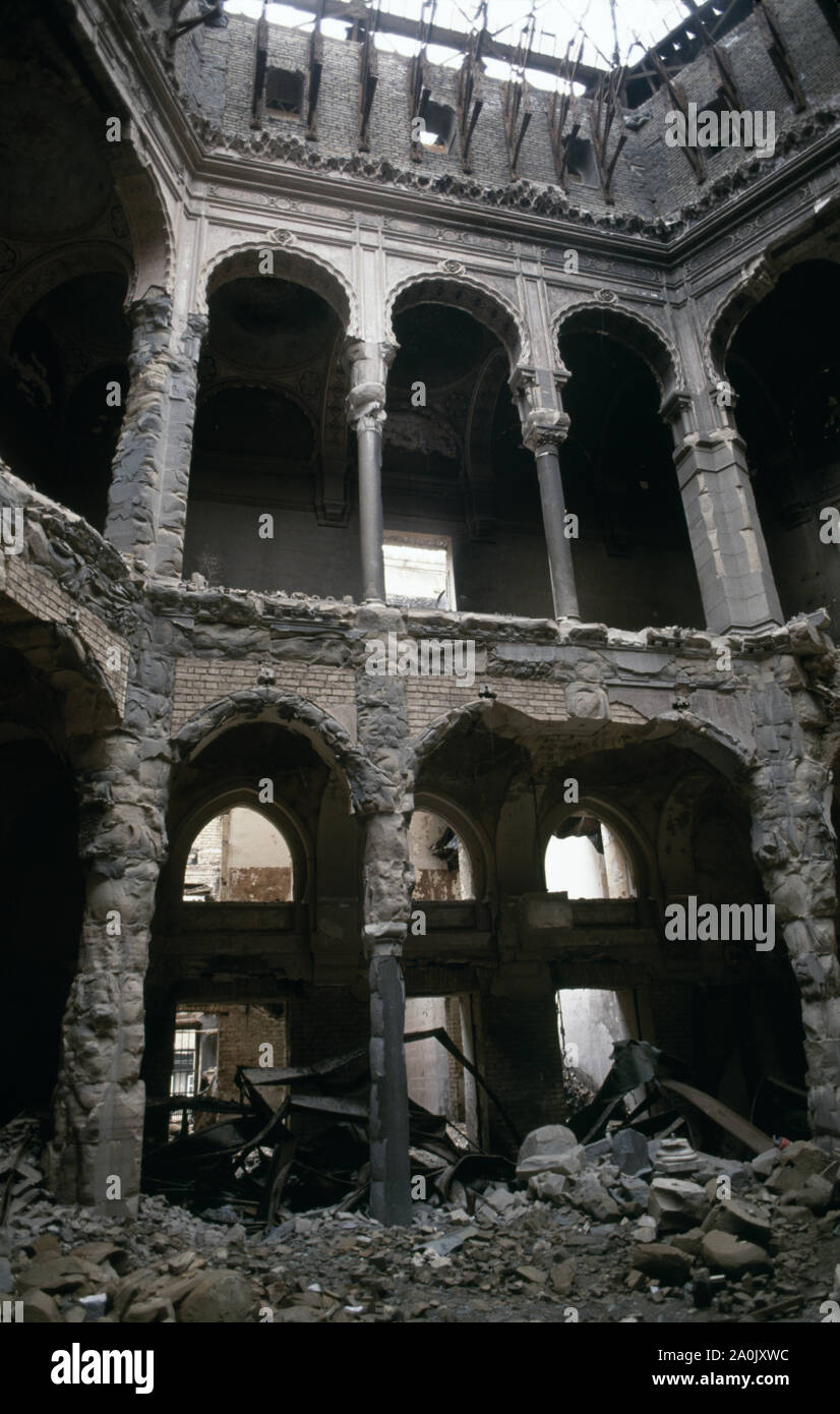 Mai 1993 31 während der Belagerung von Sarajevo: Der Innenraum des ausgebrannten National Art Gallery und Bibliothek auf Obala Kulina bana. Heute ist Sarajevo City Hall. Stockfoto