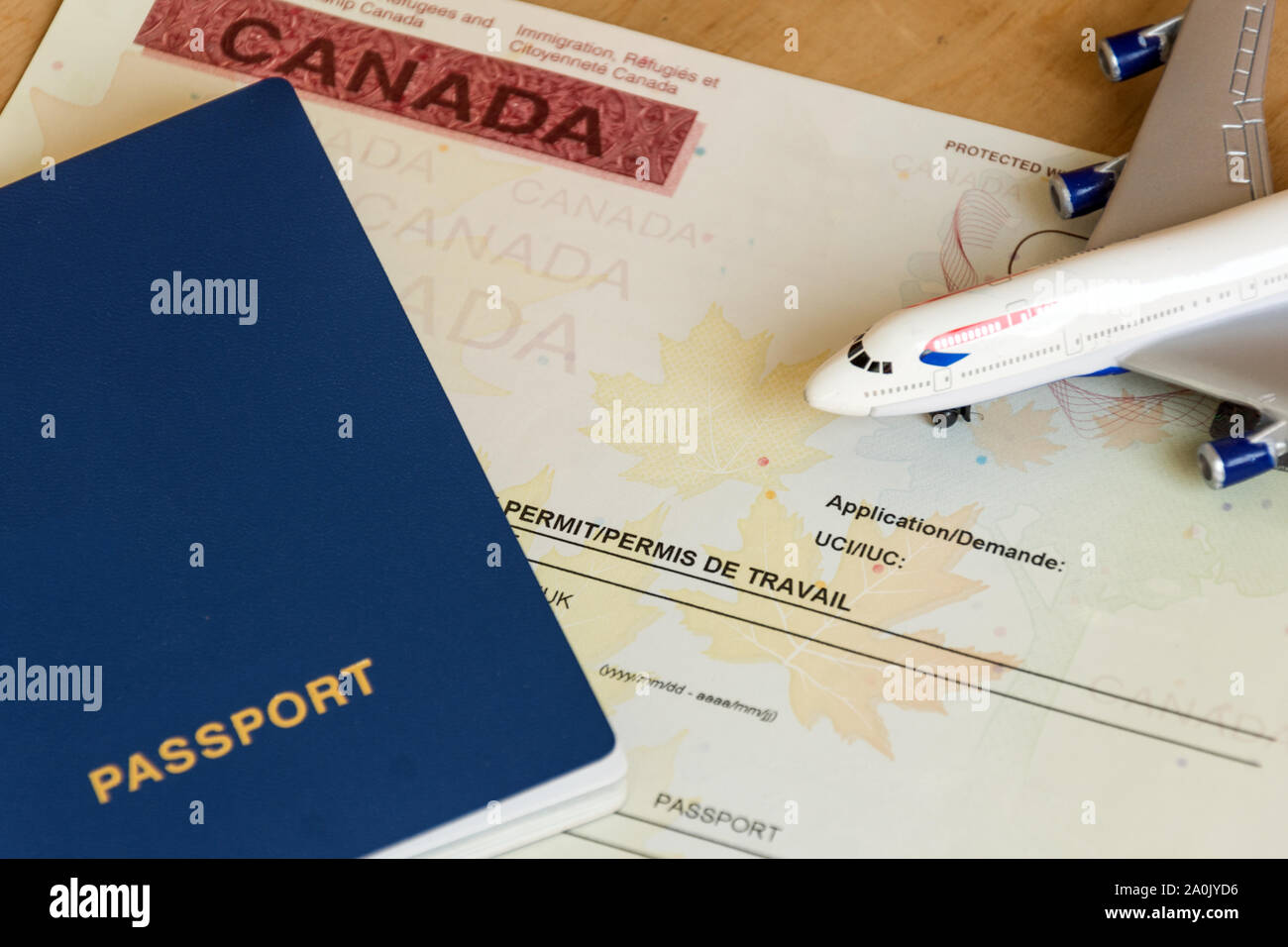 Kanadische Arbeitserlaubnis Papierdokument und Reisepass Ansicht von oben. Kanada Einwanderung Konzept. Reisen. Stockfoto