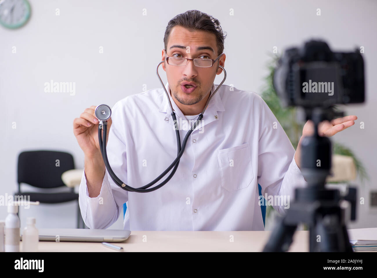 Die jungen männlichen Arzt Aufnehmen von Video für seinen Blog Stockfoto