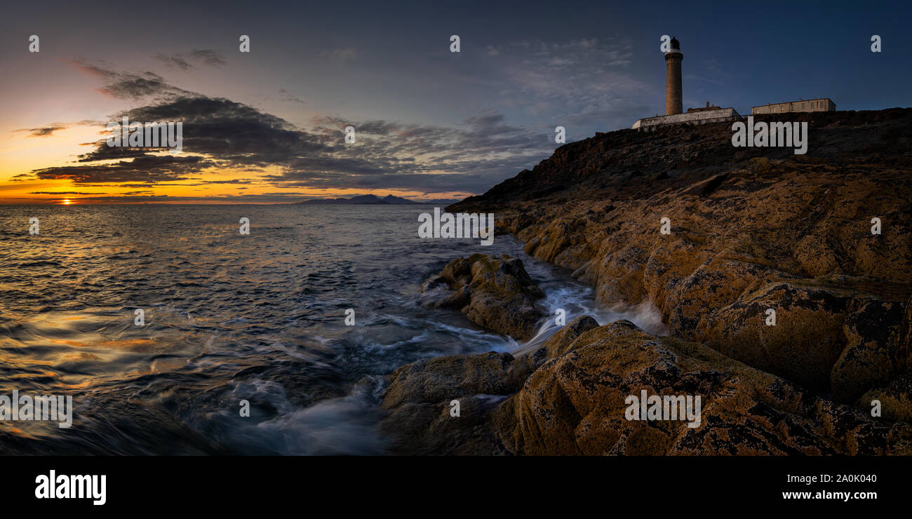 Leuchtturm auf den Klippen von Ardnamurchan Point in farbenprächtigen Sonnenuntergang, Highlands, Schottland Stockfoto